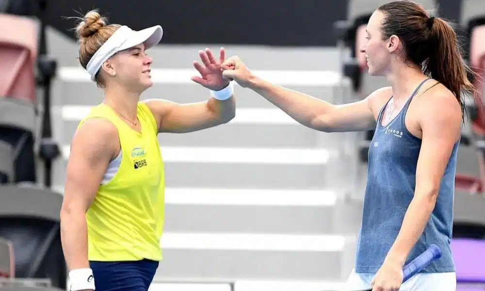 Laura e Luisa Stefani se cumprimentam durante um treino.