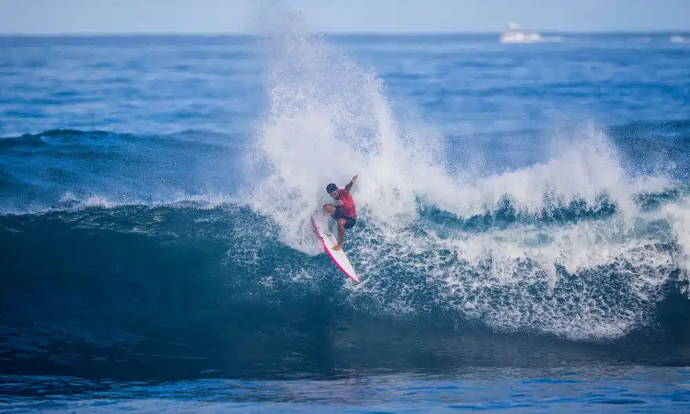Michael Rodrigues surfando onda