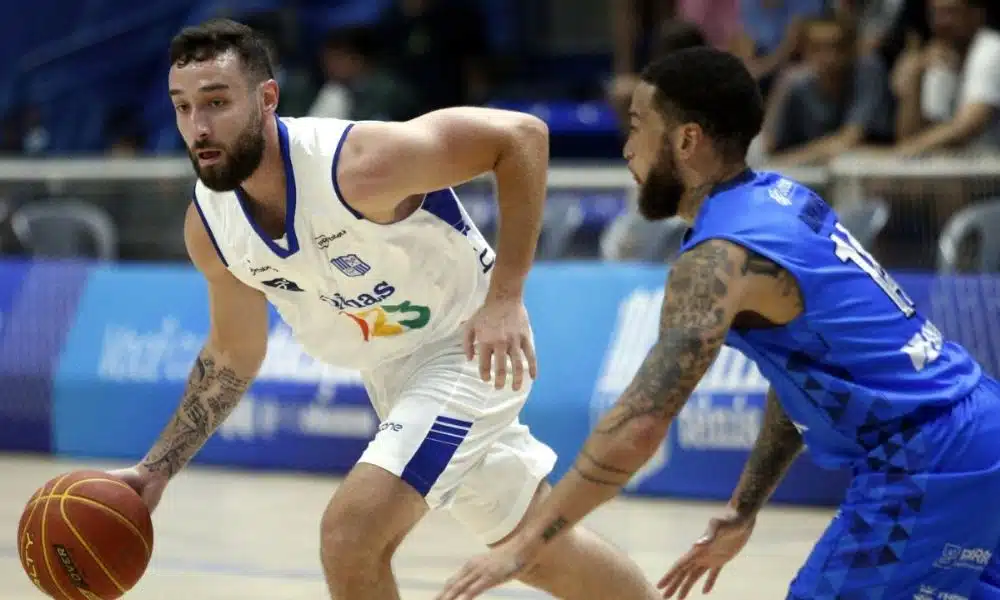 NBB - Jogador do Minas conduz a bola marcado por atleta de Rio Claro