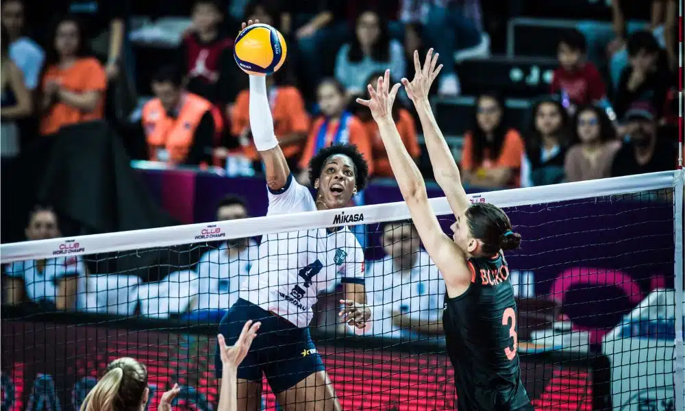 Minas x Eczacibasi - Mundial de clubes de vôlei feminino ao vivo - Peña ataca, enquanto Boskovic tenta bloquear a dominicana