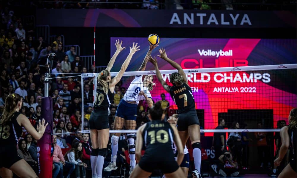 Minas x Vakifbank Mundial de Clubes de vôlei - Thaísa ataca entre duas bloqueadoras