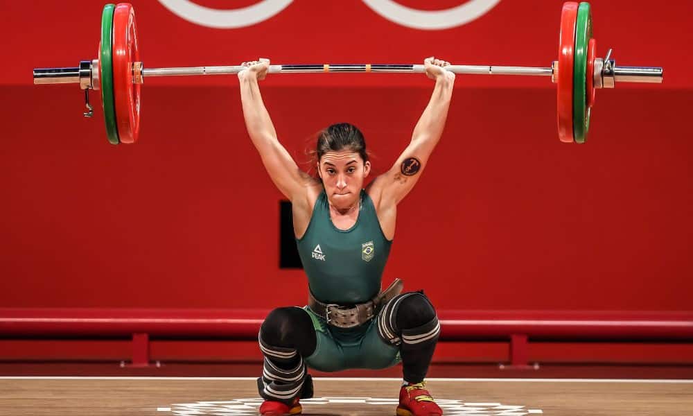Nathasha Rosa ergue a barra sobre sua cabeça