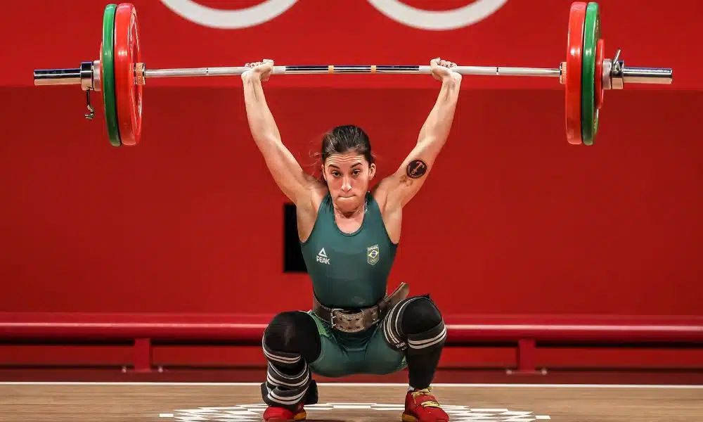Nathasha Rosa ergue a barra sobre sua cabeça