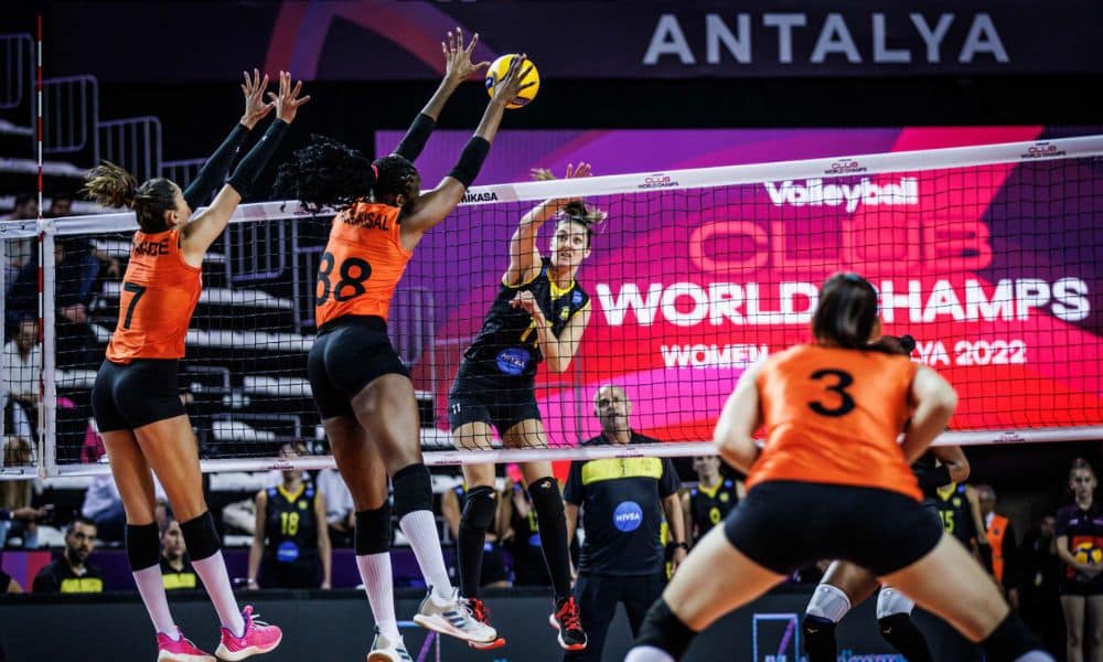 Praia x Eczacibasi - Mundial de clubes de vôlei feminino - Anne Buijs ataca bola, com duas jogadoras no bloqueio do time adversário