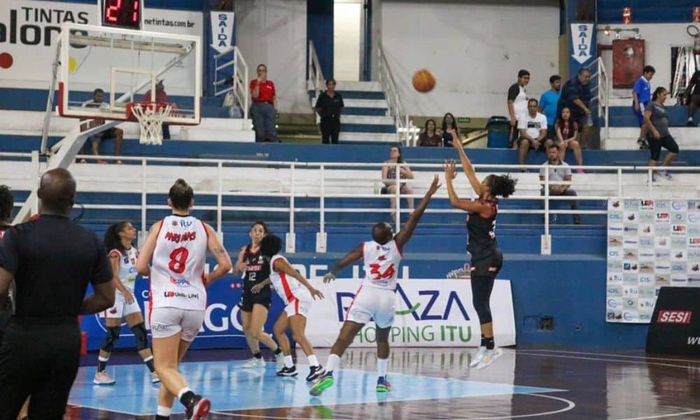 Jogadora do Sesi Araraquara faz arremesso contra o Ituano