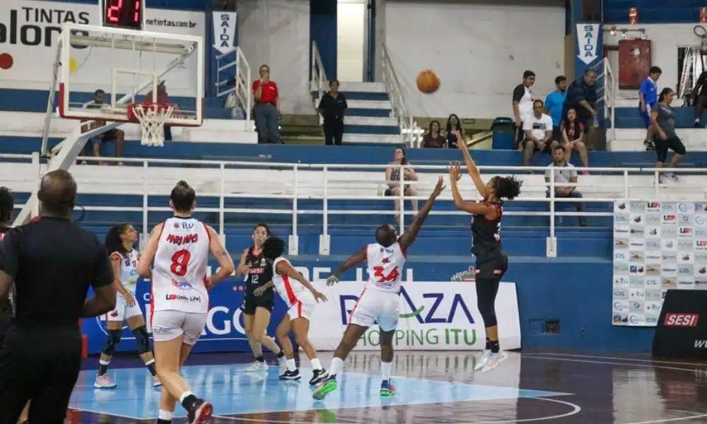 Jogadora do Sesi Araraquara faz arremesso contra o Ituano