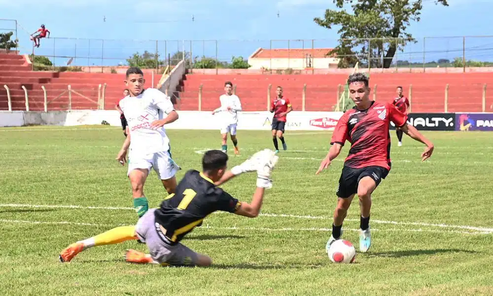 Athletico Paranaense x Picos Copinha - Chiqueti dribla goleiro para marcar o quarto gol do furacão
