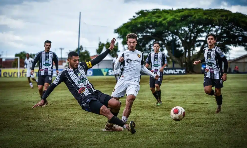 Comercial x Sport - Copinha 2023 - Jogadores das duas equipes em uma dividida