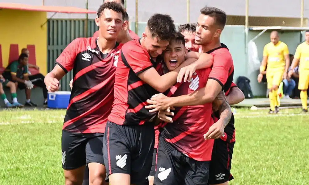 Com jogador expluso, Athletico segura empate com Barretos pela Copinha