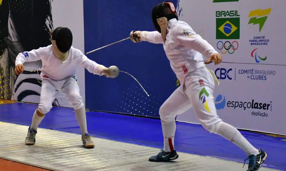 Pedro Petrich - Copa do Mundo júnior de esgrima - Pedro aponta espada para adversário