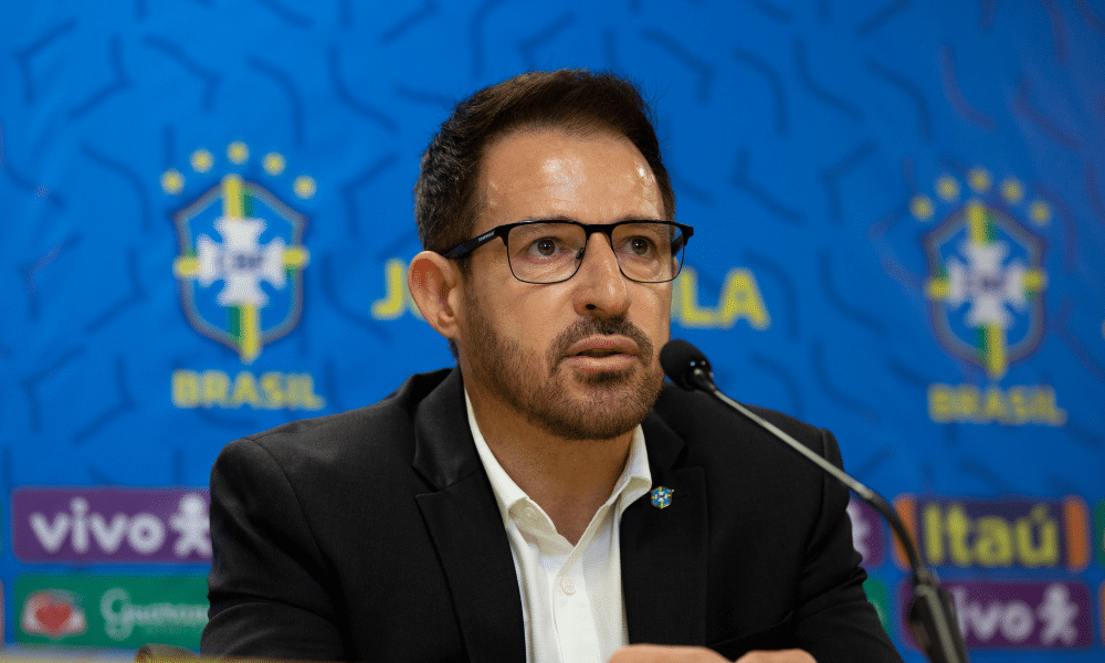 Ramon Menezes enquanto convoca a seleção para o Pré-Olímpico