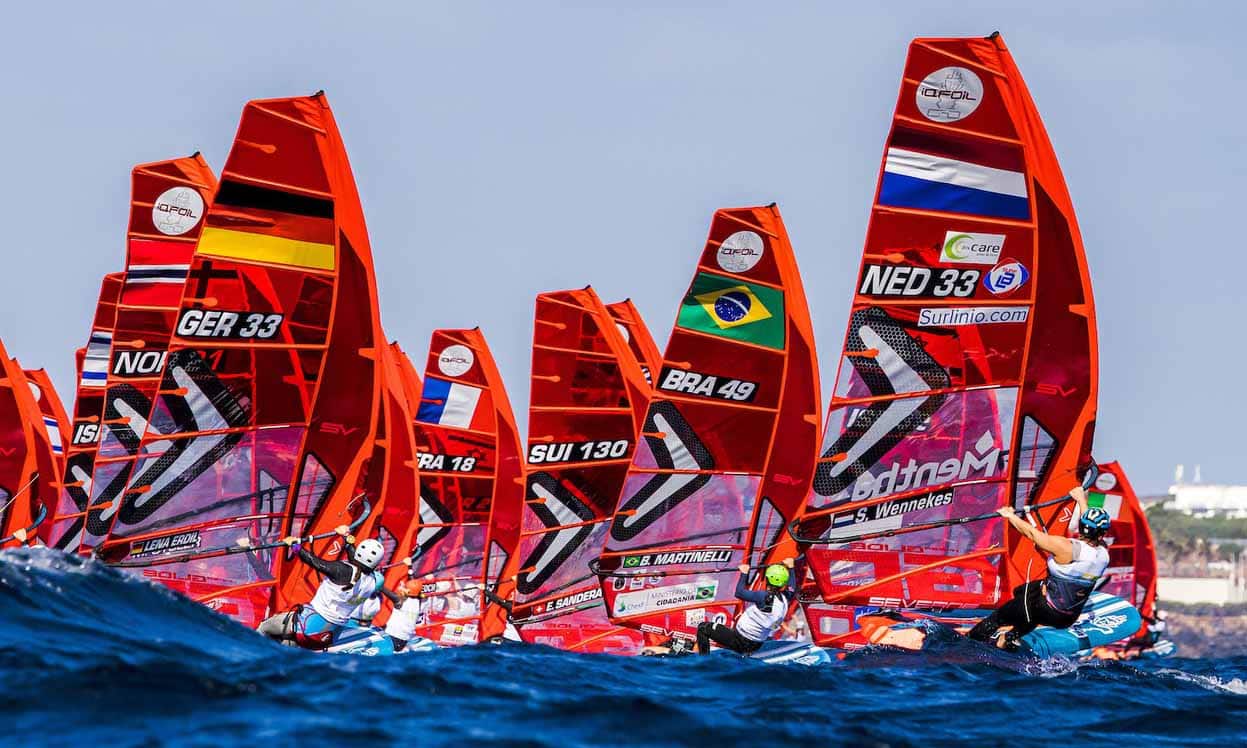 Mateus Isaac entre vários barcos no IQ Foil Games na Espanha