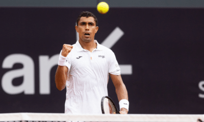 Thiago Monteiro olha para a bolinha e vibra após ponto no Rio Open. Wimbledon