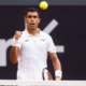 Thiago Monteiro olha para a bolinha e vibra após ponto no Rio Open. Wimbledon