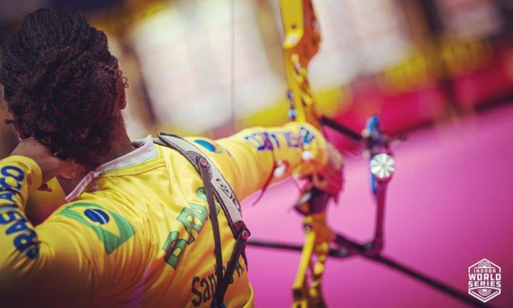 Ane Marcelle dos Santos segura o arco no Torneio de Nimes