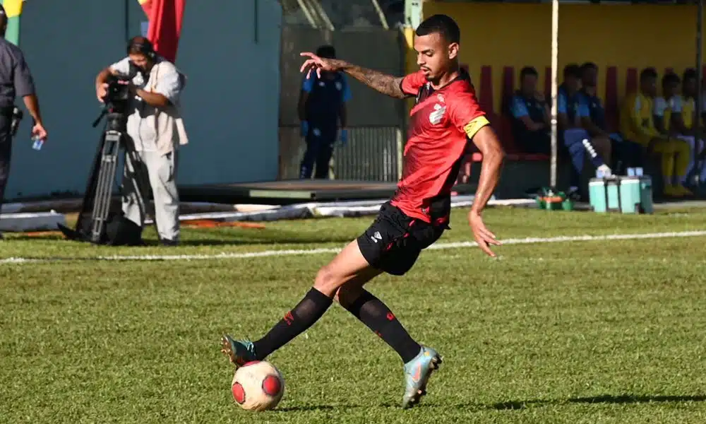 Copinha - Athletico Paranaense x Guarani - Jogador do Furacão dá um passe de três dedos