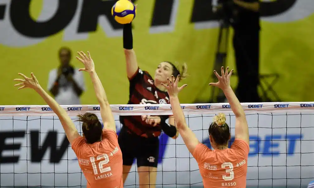 Barueri x Sesc Flamengo - Superliga Feminina de vôlei - ao vivo - Jogadora do Fla ataca e duas do Barueri tentam bloquear