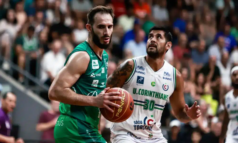 NBB - Bauru Basket x União Corinthians - Jogador do Bauru Carrega a bola e olha para baixo. Ao fundo, um jogador do União olha para o além