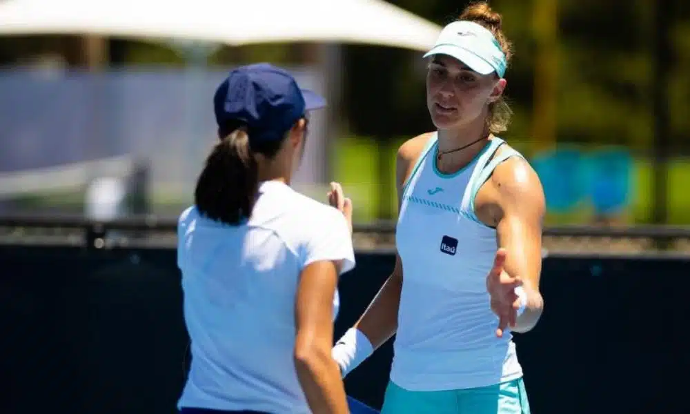 Australian Open - Bia Haddad Maia e Zhang Shuai se cumprimentam