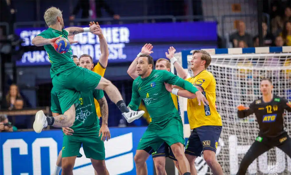 Mundial de handebol masculino - Brasil x Suécia - Raul Nantes salta sobre a barreira para arremessar a bola Uruguai ao vivo