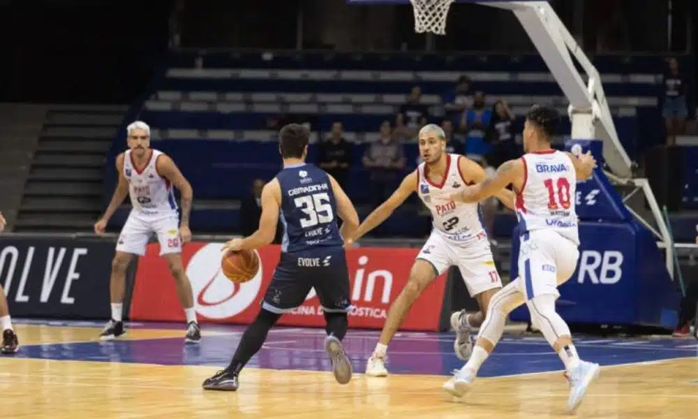 NBB - Brasília x Pato; Cerrado x Corinthians - Jogador do Brasília conduz a bola marcado por 3 atletas do Pato