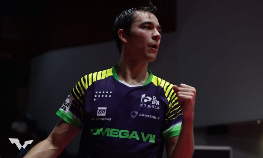 WTT Contender de Doha - Hugo Calderano ergue o braço para comemorar um ponto Grand Smash Singapura