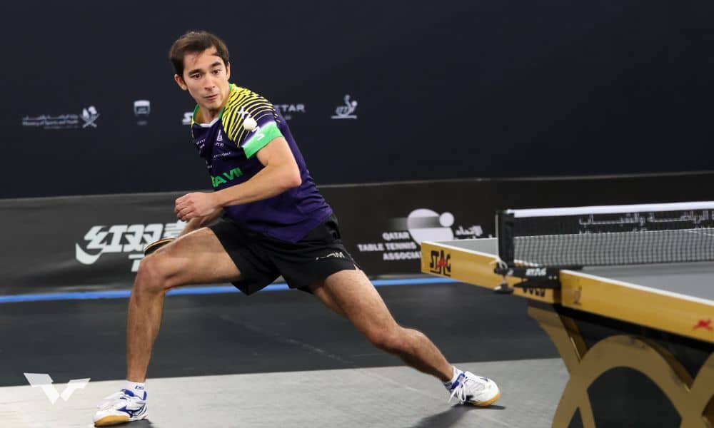 WTT Contender de Doha - Hugo Calderano se afasta da mesa para rebater uma bola
