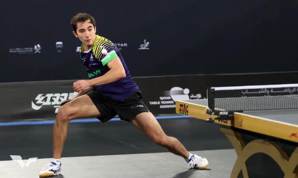 WTT Contender de Doha - Hugo Calderano se afasta da mesa para rebater uma bola