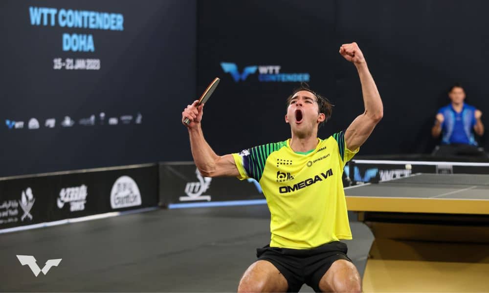 WTT Contender de Doha - Hugo Calderano ergue os braços para comemorar um ponto