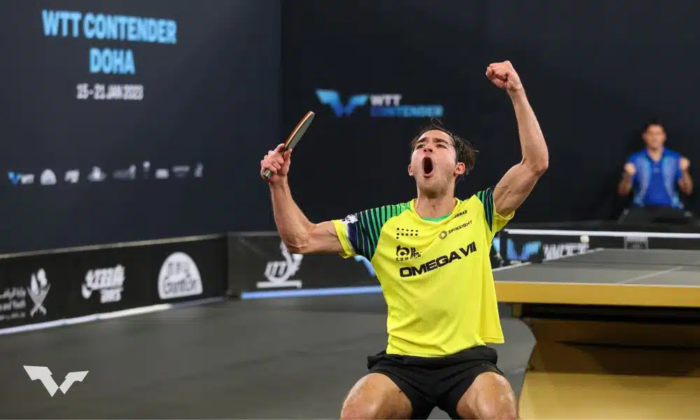 WTT Contender de Doha - Hugo Calderano ergue os braços para comemorar um ponto