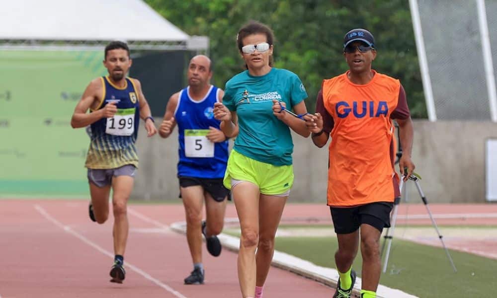 Calendário Paralímpico 2023 - Atletas correm na pista de atletismo do CT Paralímpico