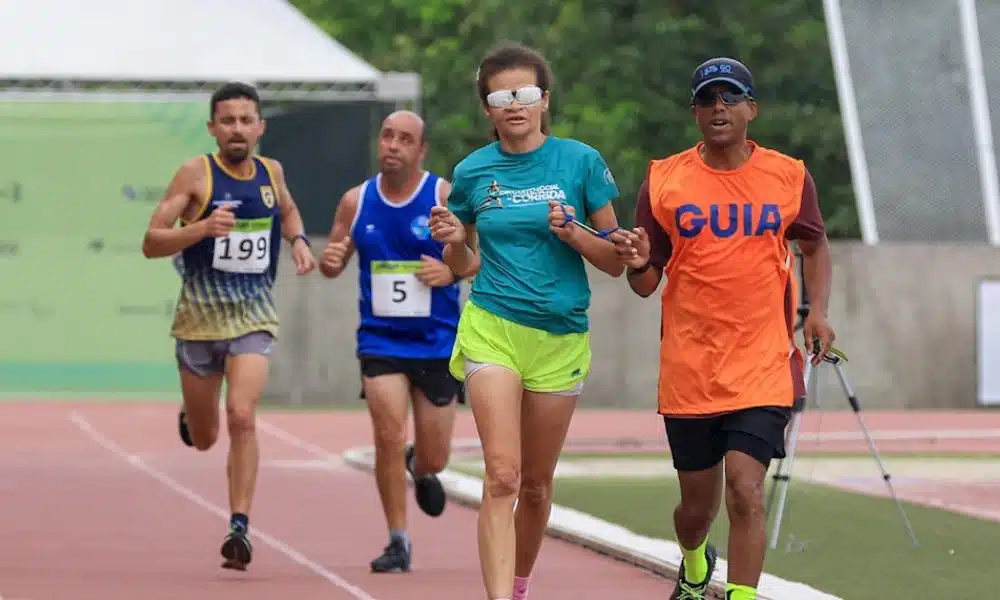 Calendário Paralímpico 2023 - Atletas correm na pista de atletismo do CT Paralímpico