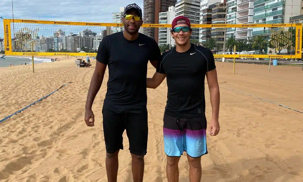 Vôlei de praia - Evandro e Arthur Lanci posam para foto em quadra de areia