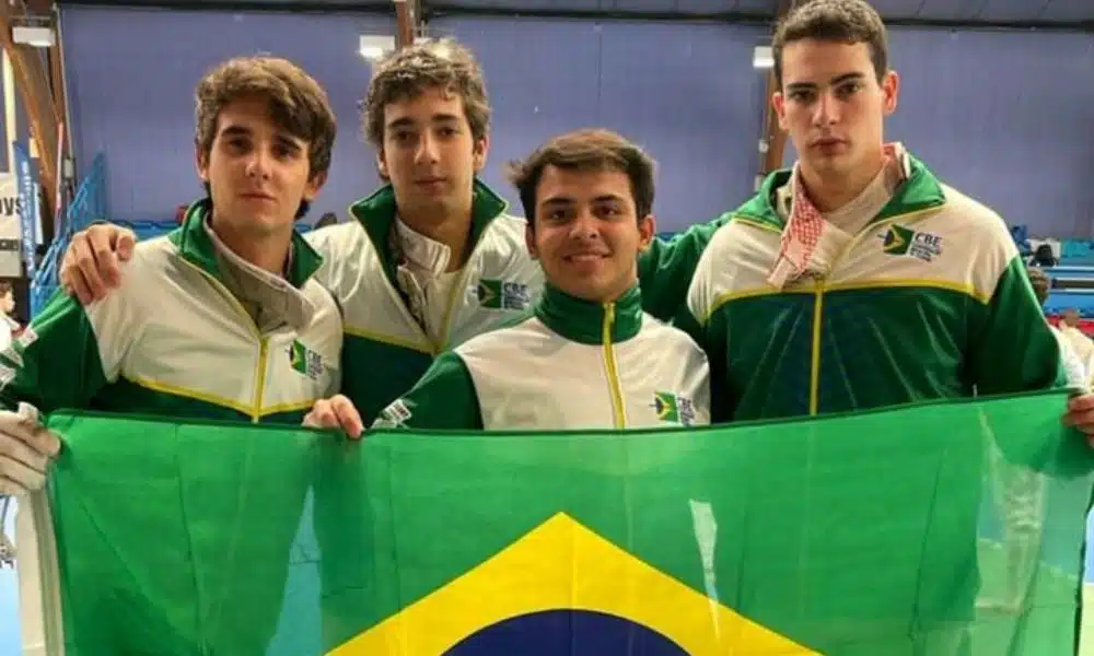 Equipe do Brasil na copa do mundo júnior de florete posa para foto