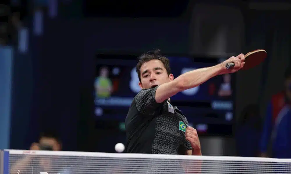 Hugo Calderano devolve bola com um backhand no WTT Star Contender de Durban