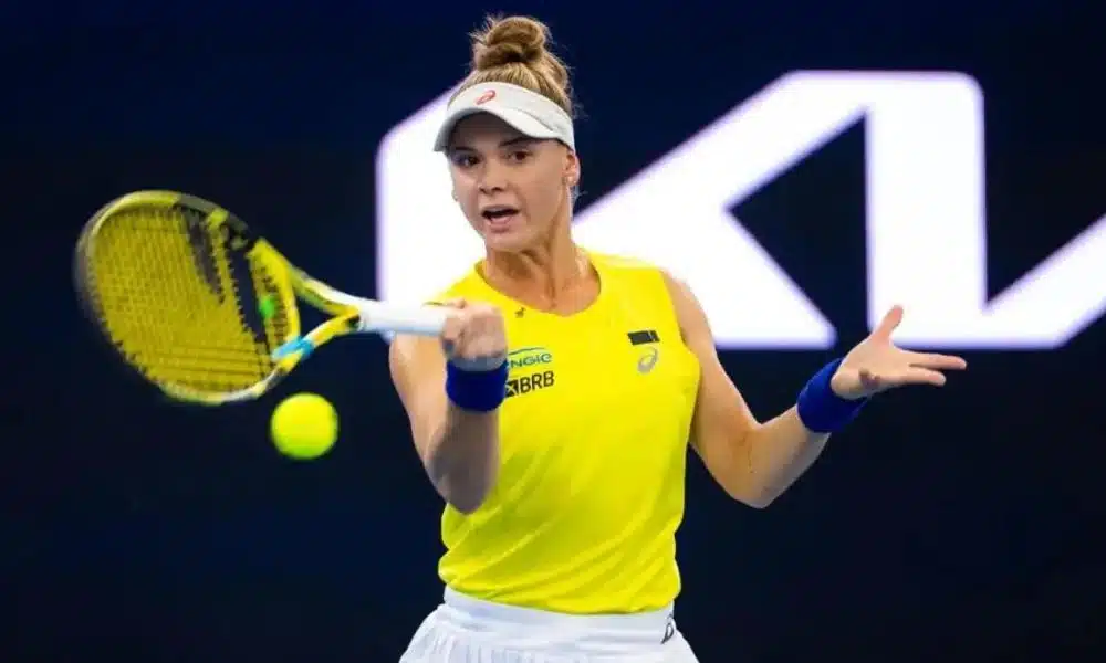 Australian Open - Laura Pigossi bate na bola com um backhand usando a mão direita