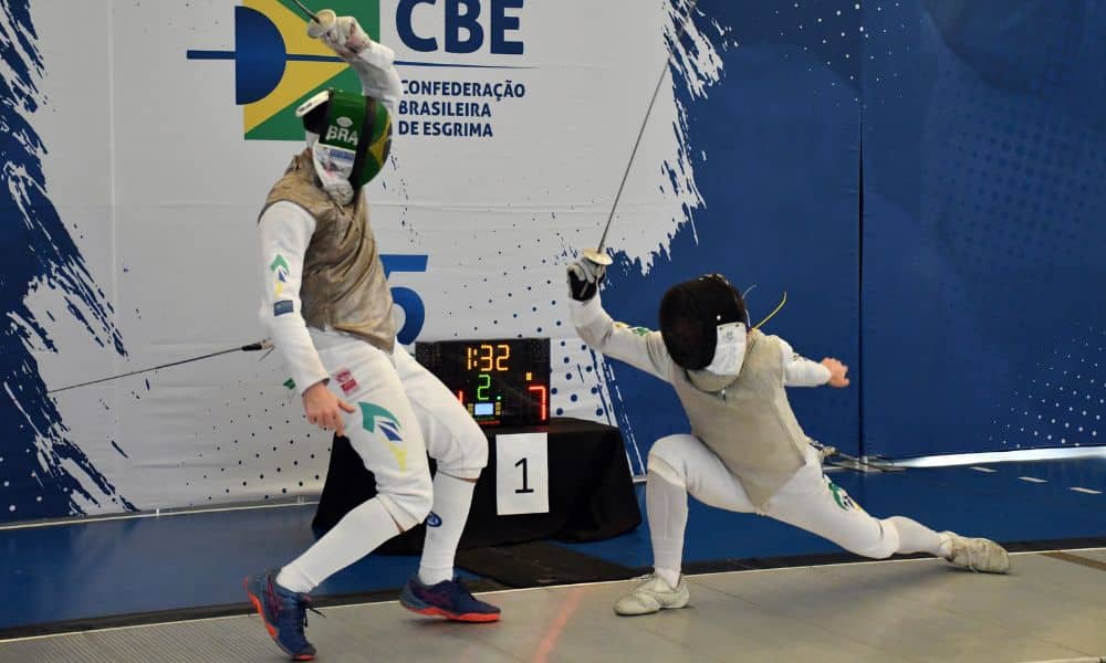 Copa do Mundo júnior de esgrima - Lorenzo Mion se agacha para golpear adversário com o florete
