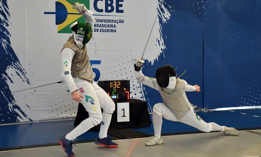 Copa do Mundo júnior de esgrima - Lorenzo Mion se agacha para golpear adversário com o florete