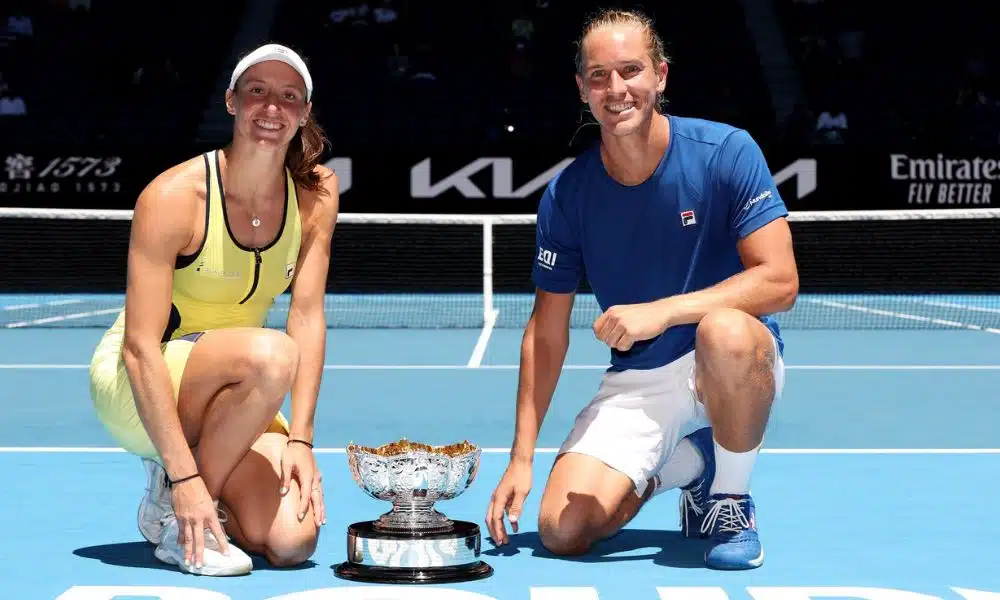 Rafael Matos e Luisa Stefani Australian Open Rohan Bopanna e Sania Mirza - Brasileiros posam para foto ajoelhados na quadra com o troféu