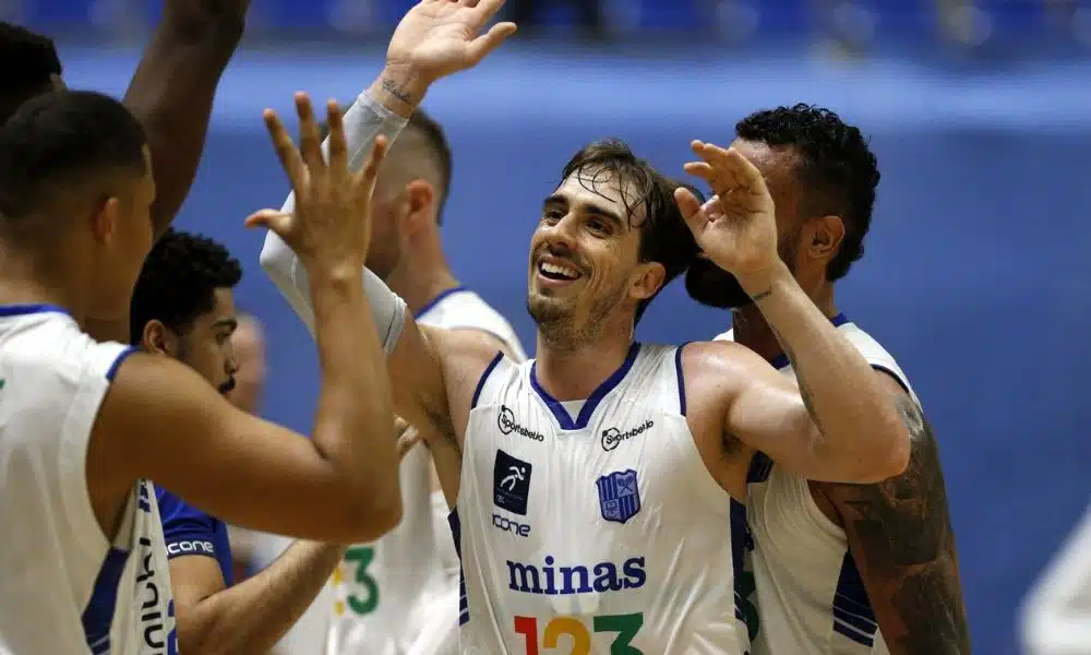 NBB - Minas x Unifacisa - Jogadores do Minas comemoram vitória