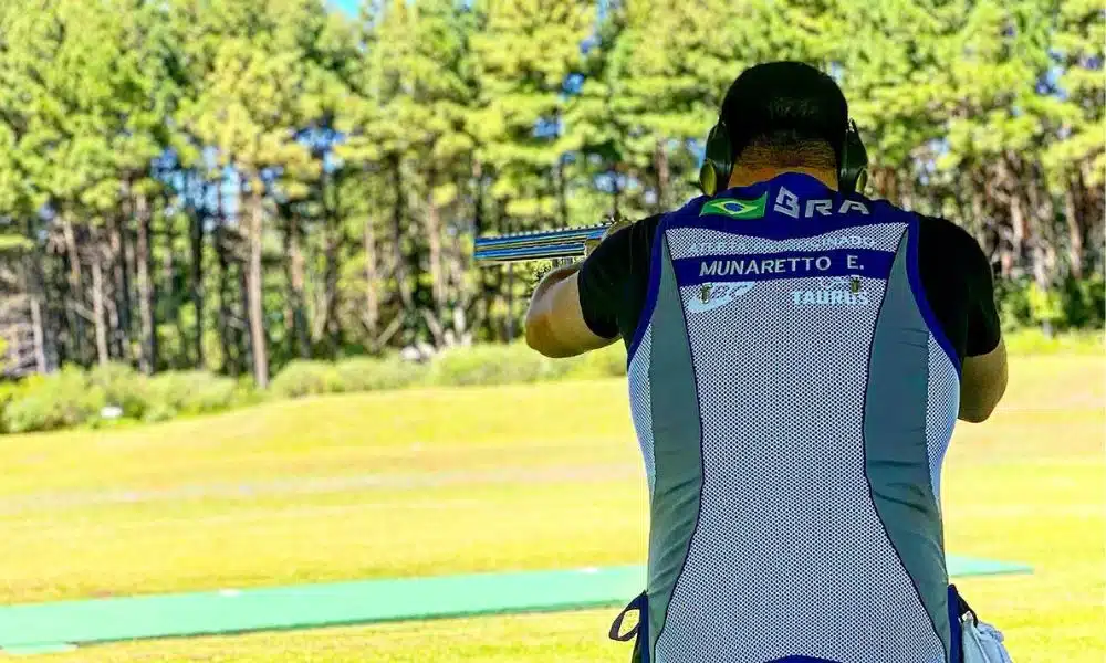 Copa do Mundo de tiro esportivo - Emanuel Munaretto, de costas para a foto, enquanto mira sua espingarda no alvo