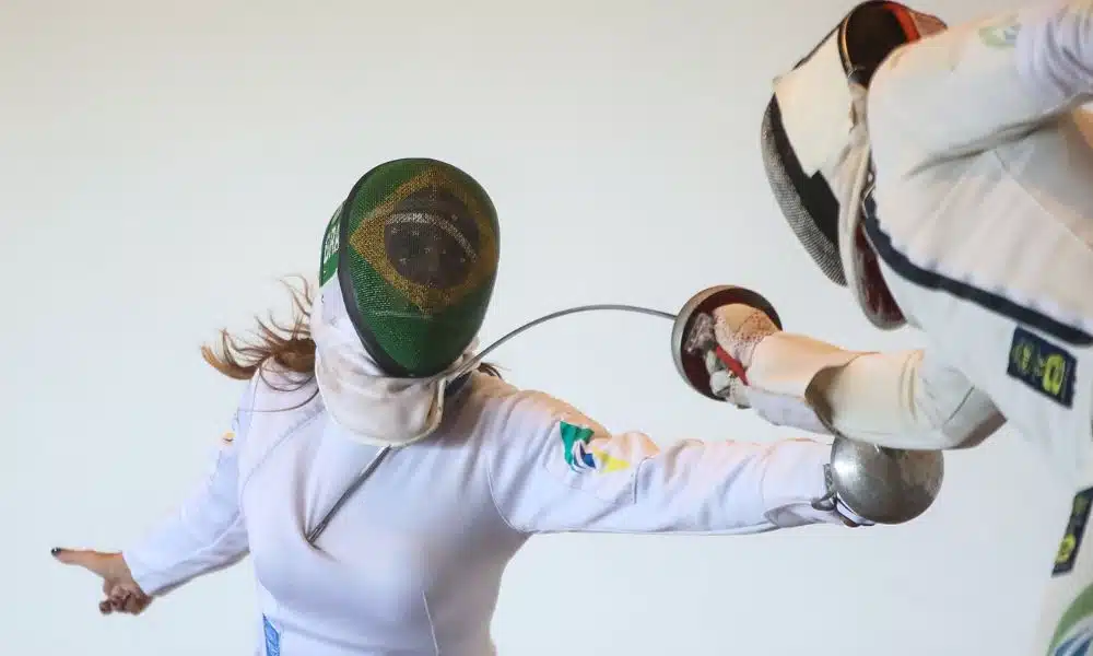 Nathalie Moellhausen aponta espada para adversária - Grand Prix de Doha