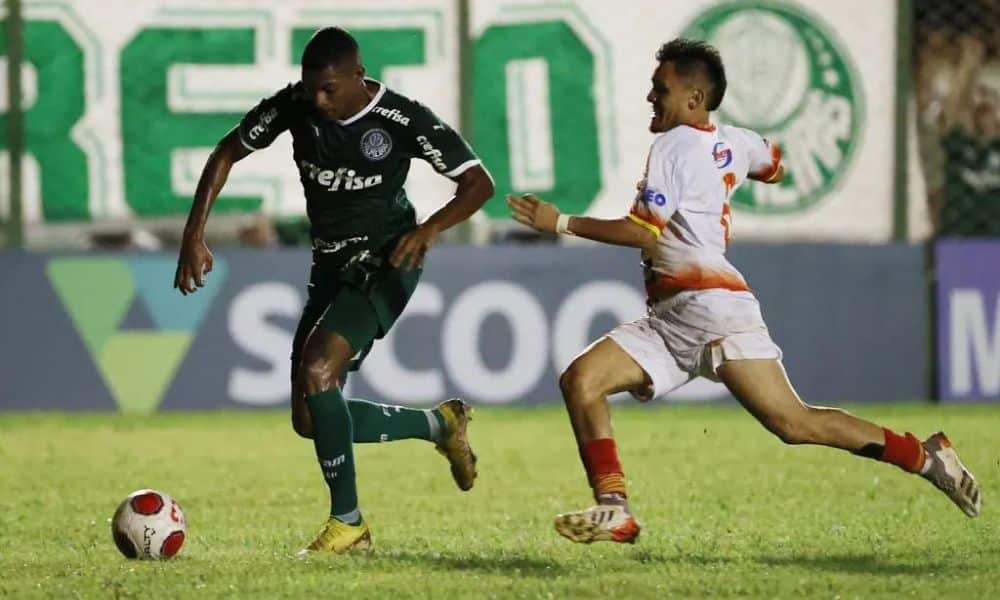 Palmeiras x Juazeirense Copinha - Copa São Paulo de futebol júnior - Jogador do Palmeiras conduz a bola marcado por adversário