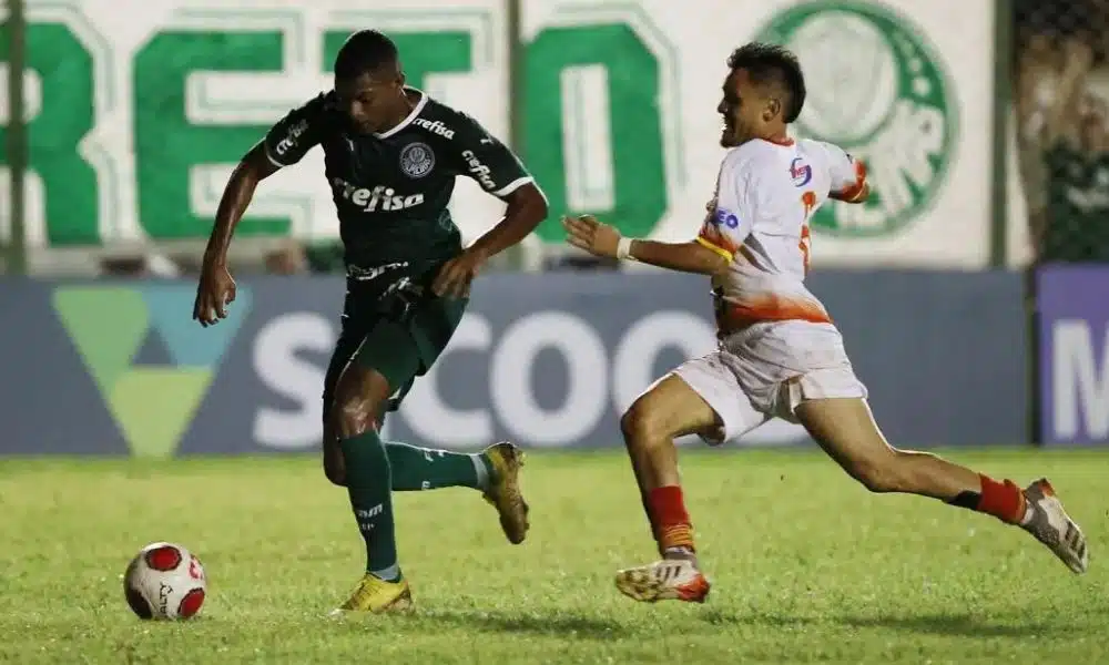 Palmeiras x Juazeirense Copinha - Copa São Paulo de futebol júnior - Jogador do Palmeiras conduz a bola marcado por adversário