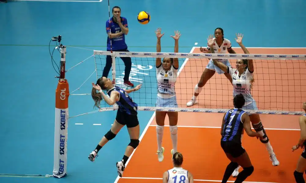 Superliga Feminina - Pinheiros x Minas - Amanda ataca com duas atletas do Minas no bloqueio
