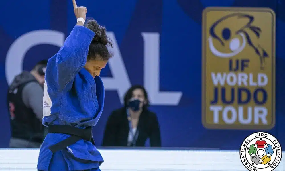 Brasil no Grand Prix de Portugal de judô - foto de Rafaela Silva, de quimono azul, erguendo a mão direita
