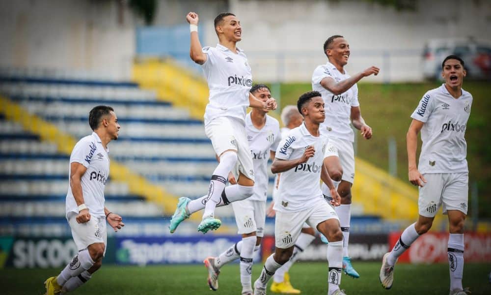 Santos x São Raimundo-RR - Copinha 2023 - jogadores do Santos comemoram gol com socos no ar