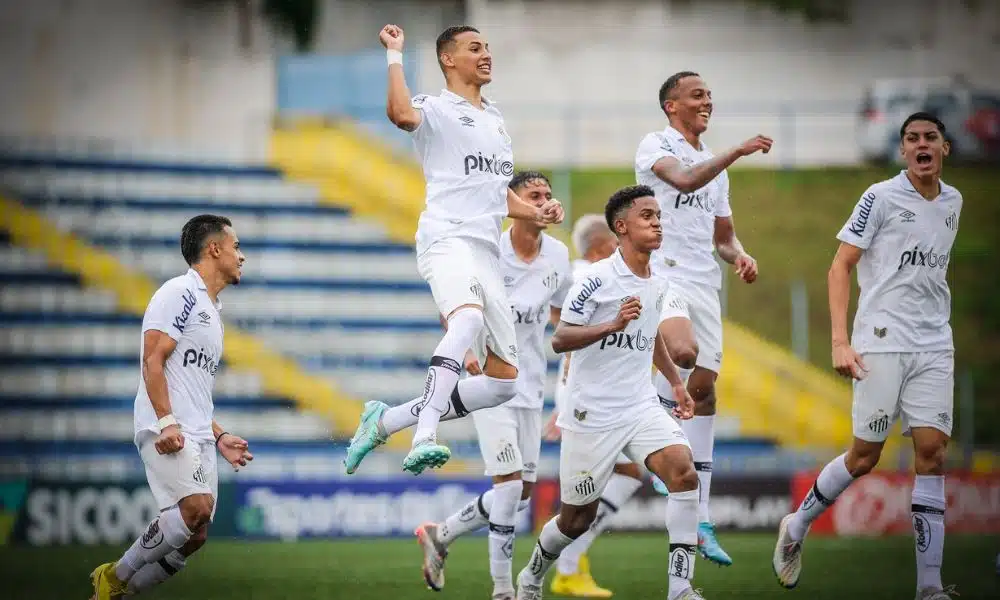 Santos x São Raimundo-RR - Copinha 2023 - jogadores do Santos comemoram gol com socos no ar