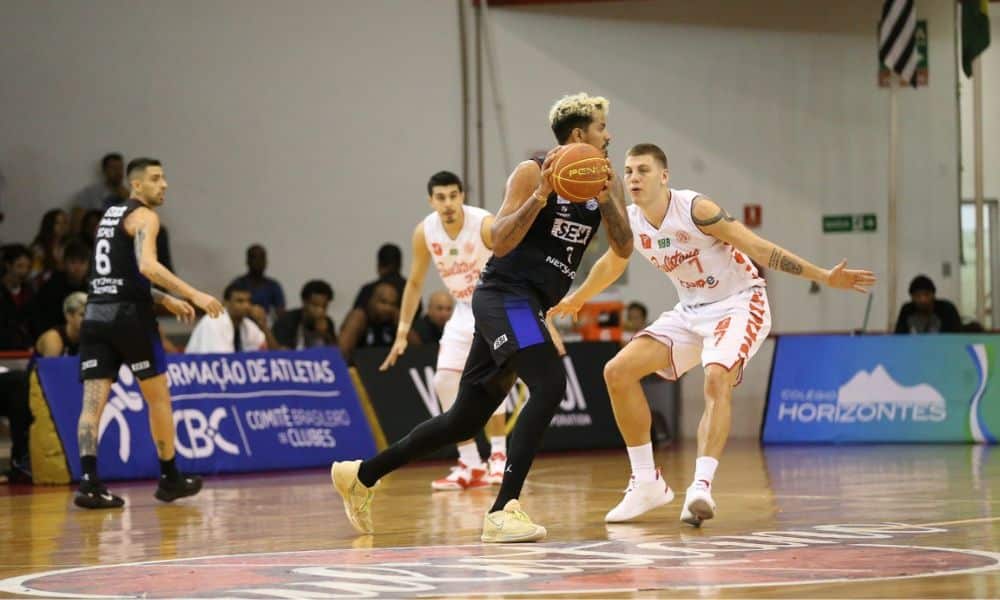 NBB - Sesi Franca x Paulistano - Lucas Dias conduz a bola