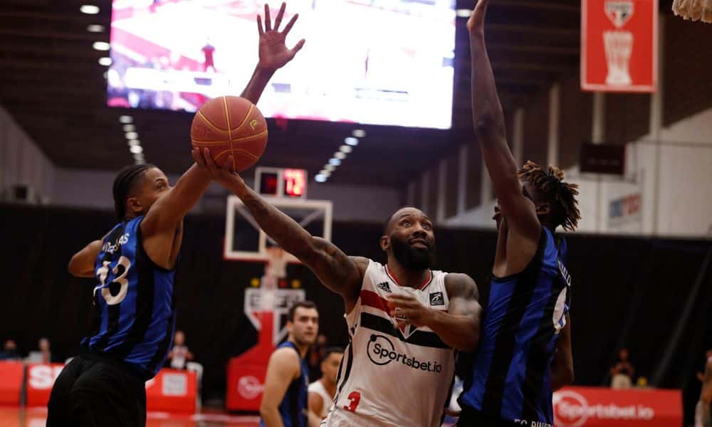 São Paulo x Pinheiros - Copa Super 8 de basquete - Bennet faz bandeja, enquanto atleta do Pinheiros tenta dar um toco